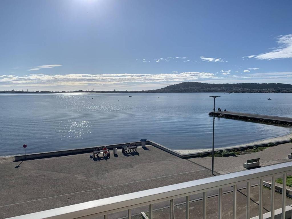 - une vue sur une grande étendue d'eau avec un quai dans l'établissement F2 à Balaruc-les-Bains avec vue sur l'étang, proche Thermal, 1 chambre, non-fumeur - FR-1-571-64, à Balaruc-les-Bains