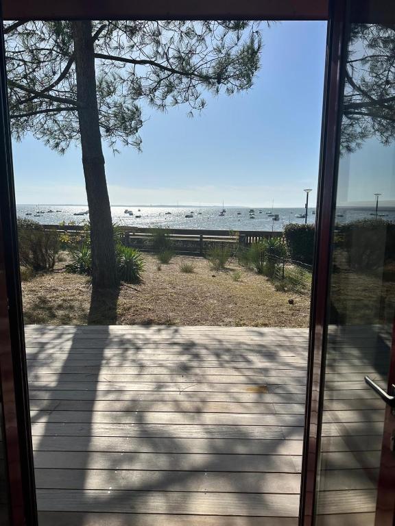 - une vue sur la plage depuis la porte d'entrée d'une maison dans l'établissement Maison Première ligne Andernos, à Andernos-les-Bains