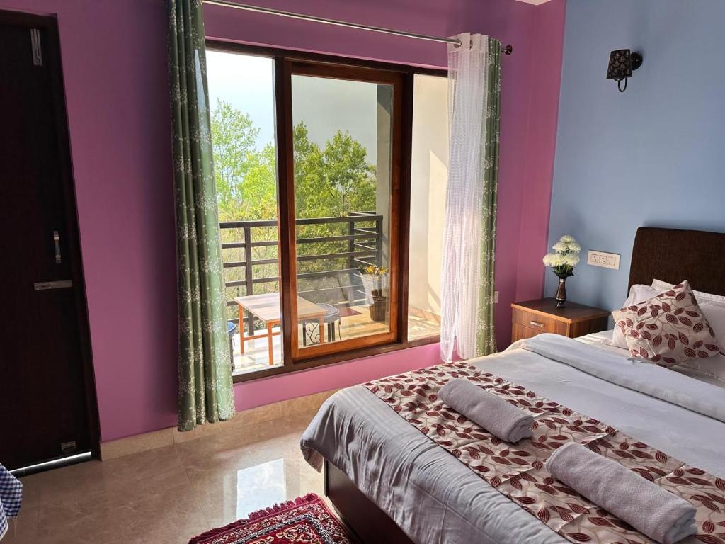 Postel nebo postele na pokoji v ubytování The Grand Kalimpong