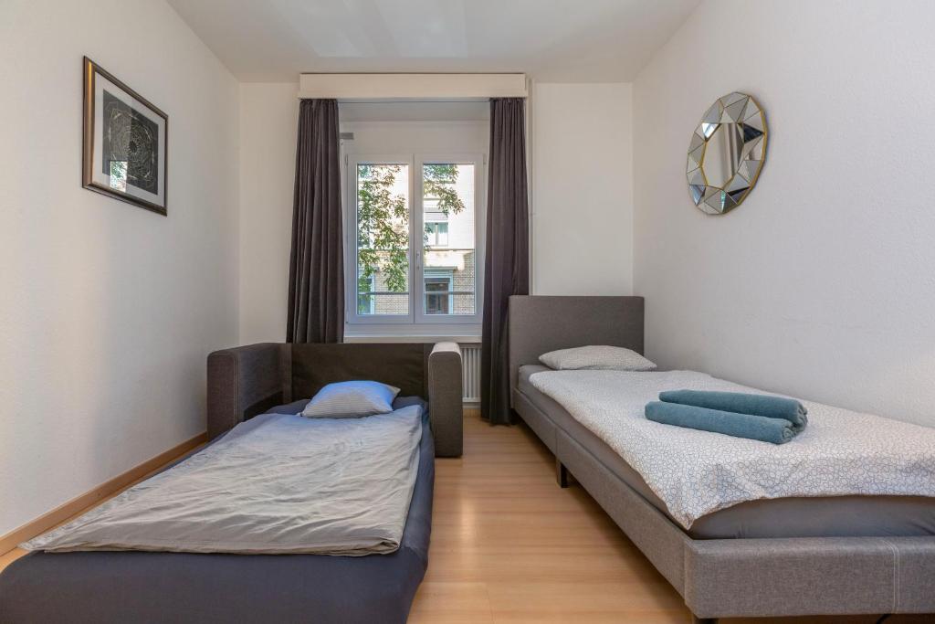 Postel nebo postele na pokoji v ubytování KAYA Zurich Apartment RUBY - Downtown Deluxe 2BR Apt