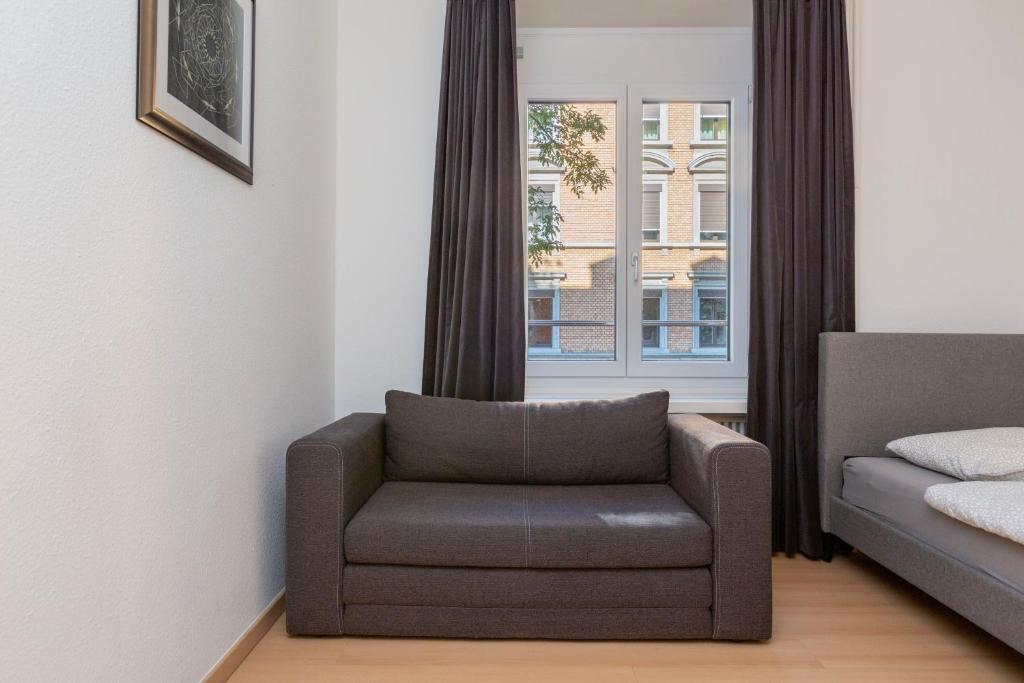 Posezení v ubytování KAYA Zurich Apartment RUBY - Downtown Deluxe 2BR Apt