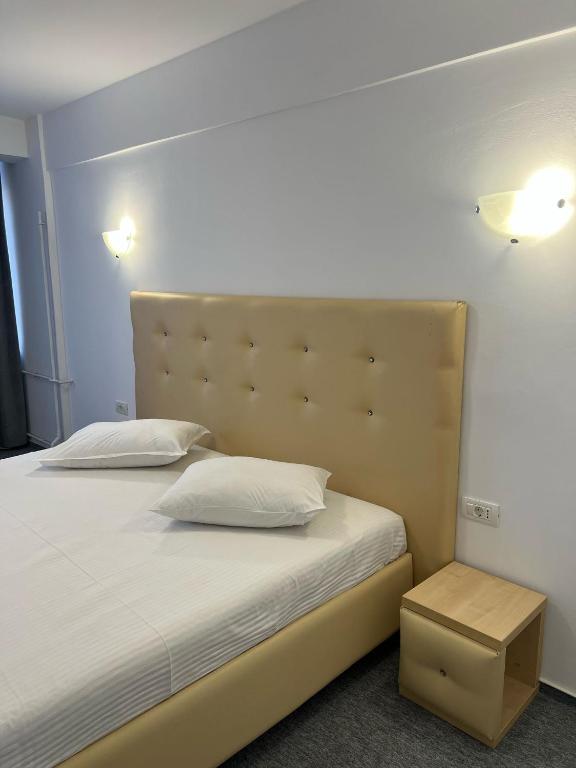 Postel nebo postele na pokoji v ubytování Hotel viilor