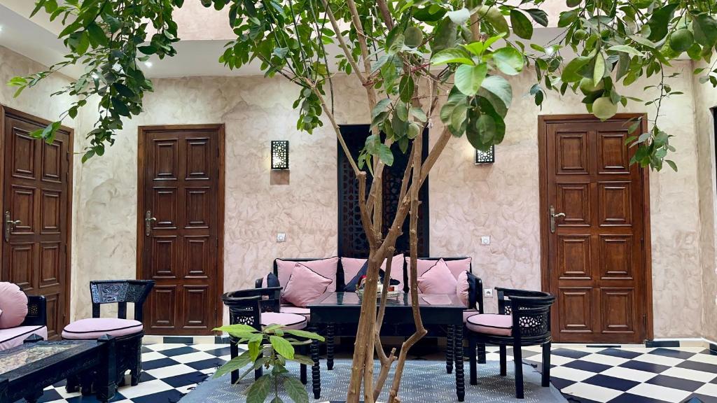 un albero in una stanza con sedie e tavolo di 66 Dar Aarab - Marrakech a Marrakech