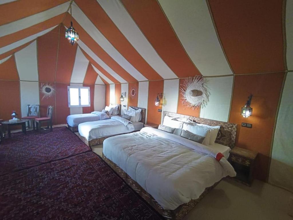 Postel nebo postele na pokoji v ubytování Sultana Merzouga camp