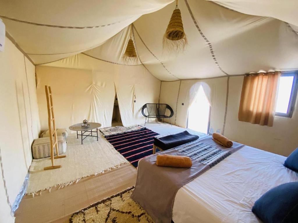 Postel nebo postele na pokoji v ubytování Sultana Merzouga camp