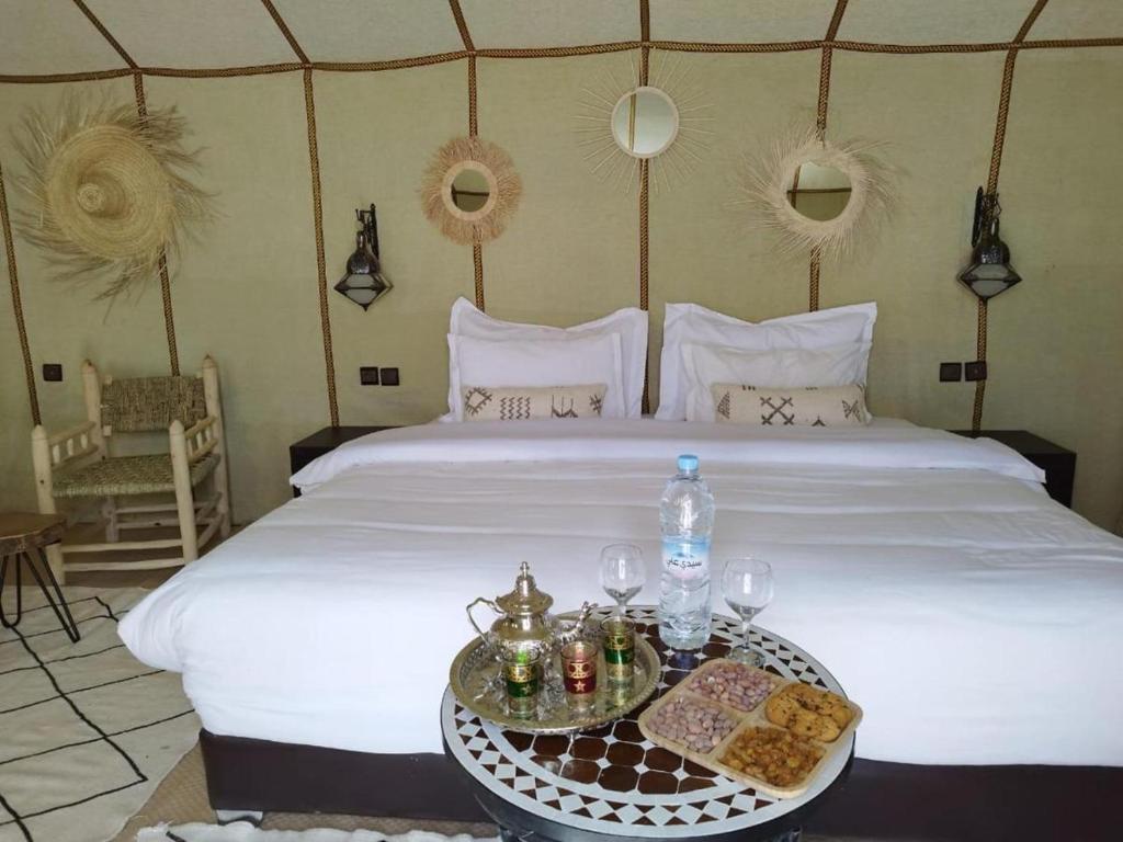 Postel nebo postele na pokoji v ubytování Sultana Merzouga camp