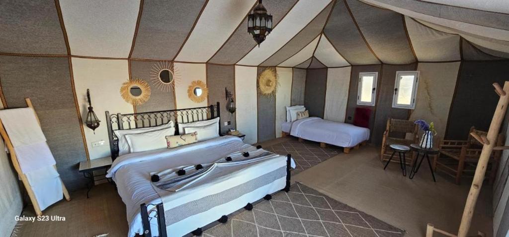 Postel nebo postele na pokoji v ubytování Sultana Merzouga camp