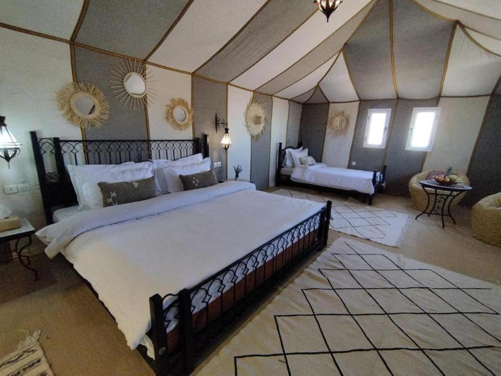 Postel nebo postele na pokoji v ubytování Sultana Merzouga camp