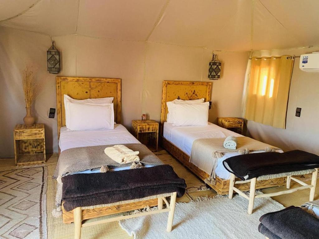 Postel nebo postele na pokoji v ubytování Sultana Merzouga camp