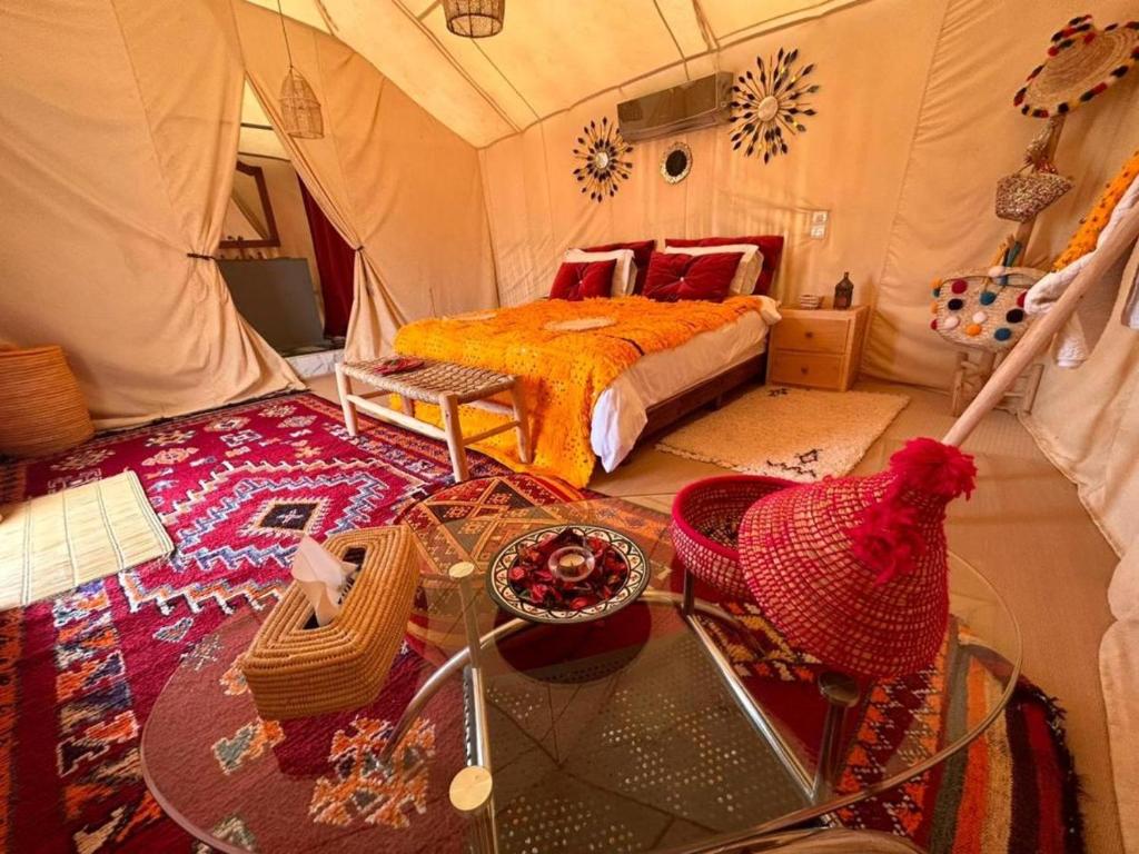 Postel nebo postele na pokoji v ubytování Sultana Merzouga camp