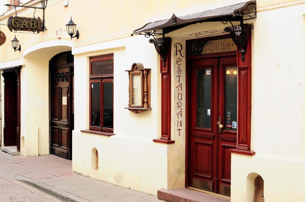 een gebouw met een rode deur op een straat bij Gabi B&B in Vilnius