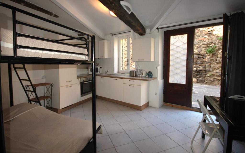 Il comprend une chambre avec des lits superposés et une cuisine. dans l'établissement Égalité, à Collioure