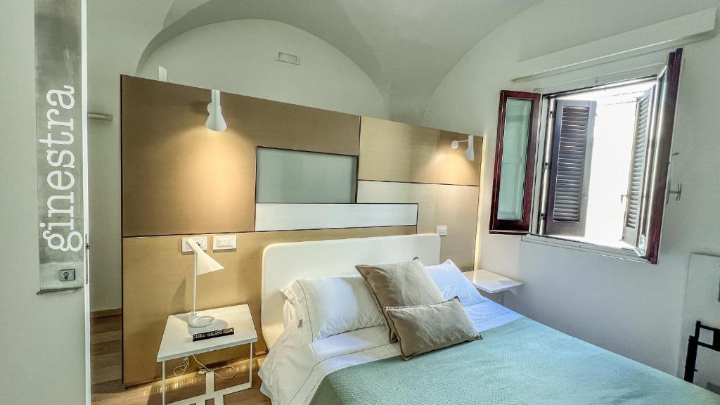 Postel nebo postele na pokoji v ubytování Santacroce Luxury Rooms