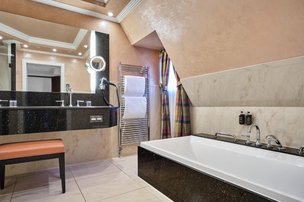 Koupelna v ubytování Hotel & Spa A la cour d'Alsace by HappyCulture