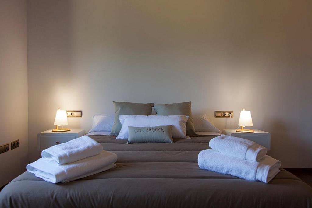 A bed or beds in a room at Casa Cal Saboya