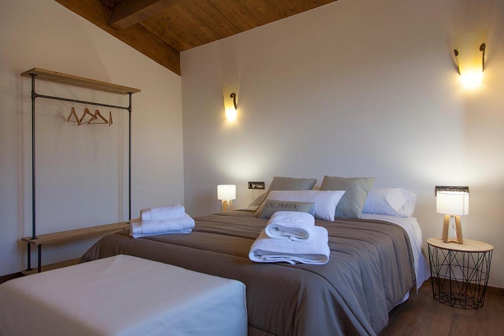 A bed or beds in a room at Casa Cal Saboya