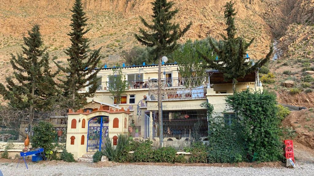 a large house in the middle of a mountain at Auberge IMIN TAGHYA in Akhendachou nʼAït Ouffi