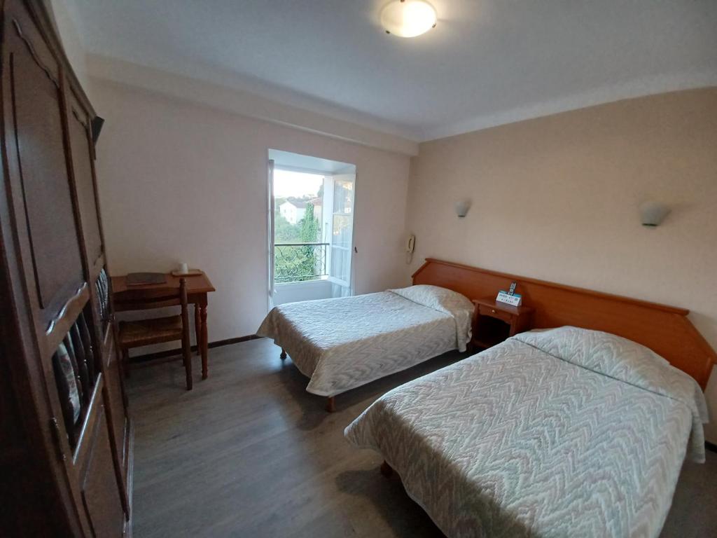 Postel nebo postele na pokoji v ubytování Logis Hôtel du Pont d'Or