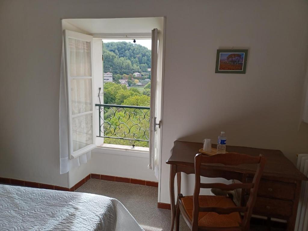 Postel nebo postele na pokoji v ubytování Logis Hôtel du Pont d'Or