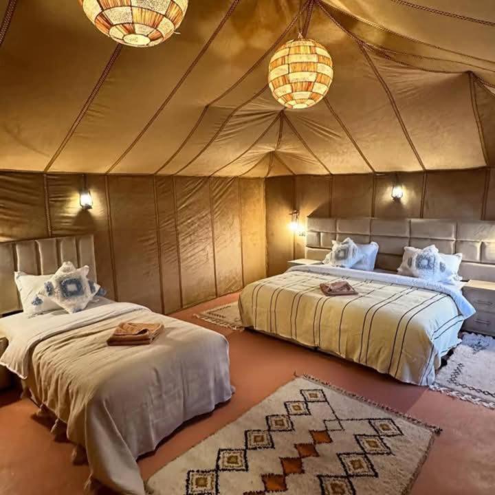 Postel nebo postele na pokoji v ubytování Sultana Merzouga camp