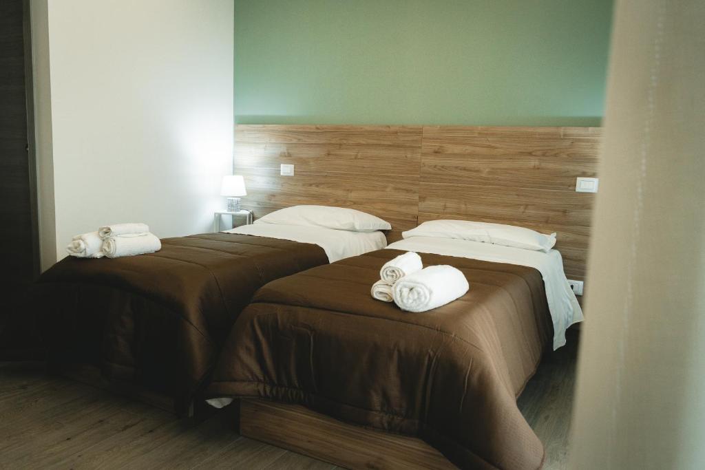 dwa łóżka w pokoju hotelowym z ręcznikami na nich w obiekcie Villa Nina RC w mieście Reggio di Calabria