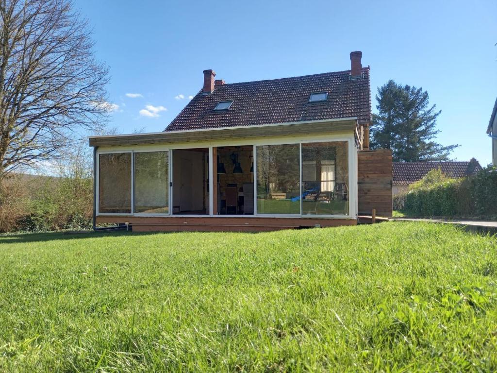 a house with a large lawn in front of it at Vakantiehuis Bourgondie in Saint-Honoré-les-Bains