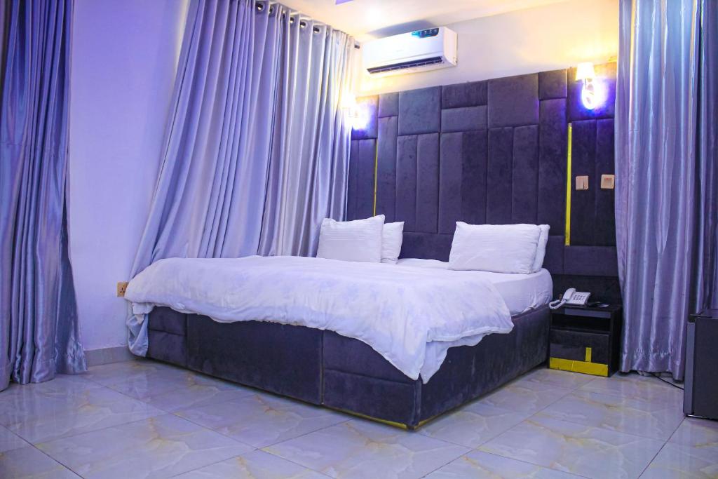 Postel nebo postele na pokoji v ubytování Marquee Land Hotel
