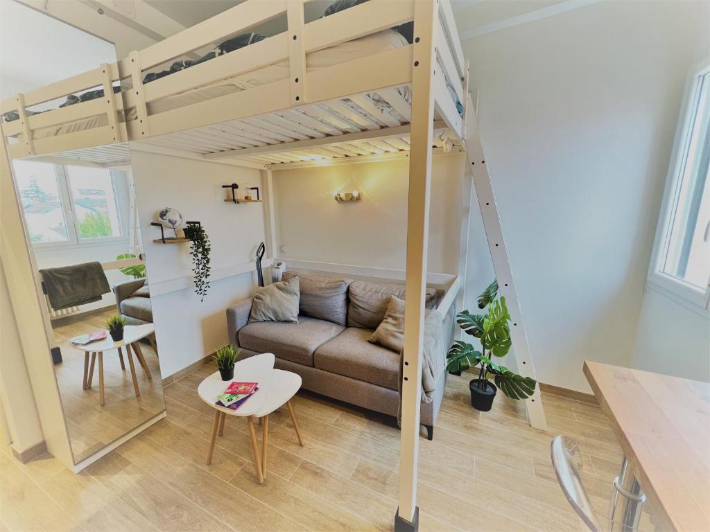 - un salon avec un canapé et une mezzanine dans l'établissement Charmant Studio Toulouse - Tramway & Zénith, à Toulouse