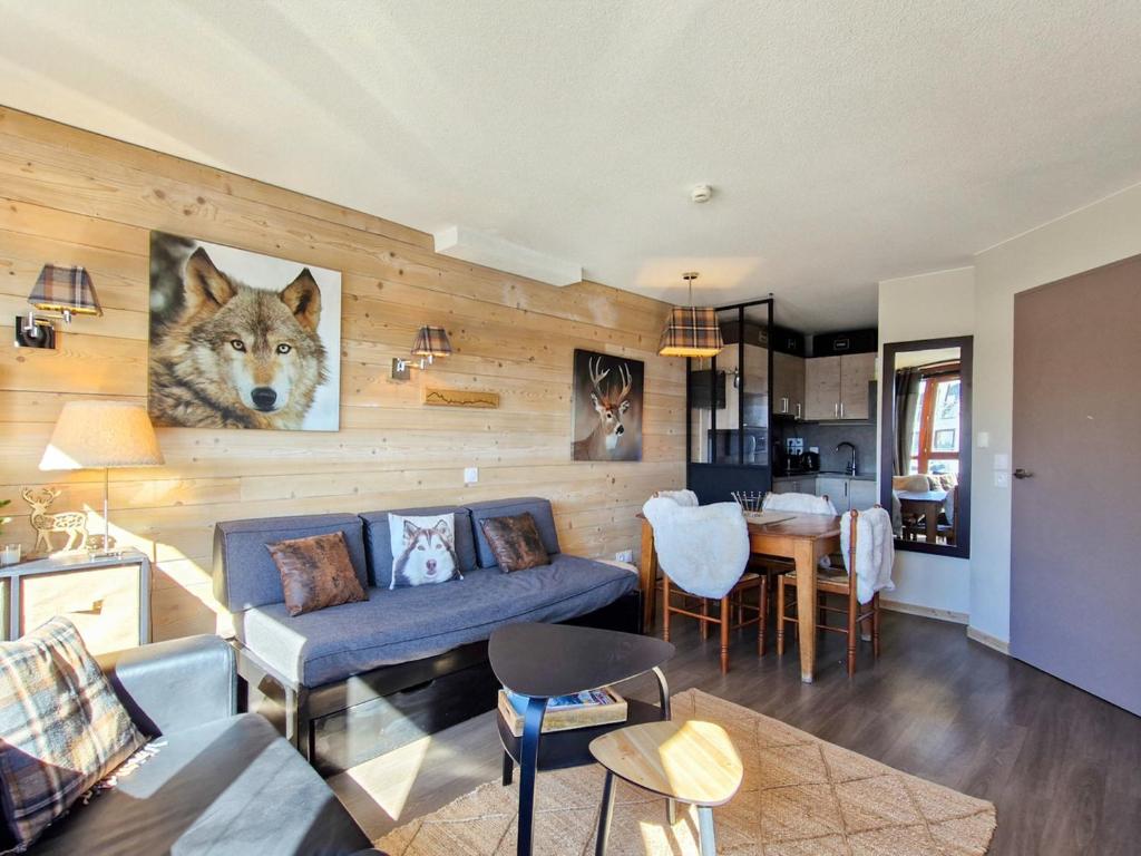 - un salon orné d'une peinture murale représentant le loup dans l'établissement Appartement 2 pièces skis aux pieds avec piscine et spa - FR-1-425-232, à Arâches-la-Frasse