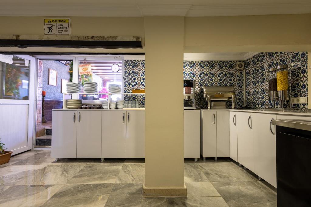 Kuchyň nebo kuchyňský kout v ubytování Sultanahmet inn Hotel