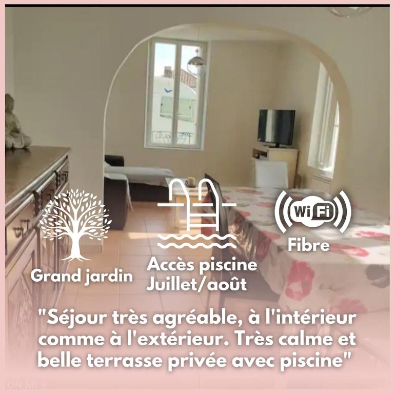 une photo d'un salon avec une table dans l'établissement Maison cosy à la campagne, piscine et tranquillité, à Habas