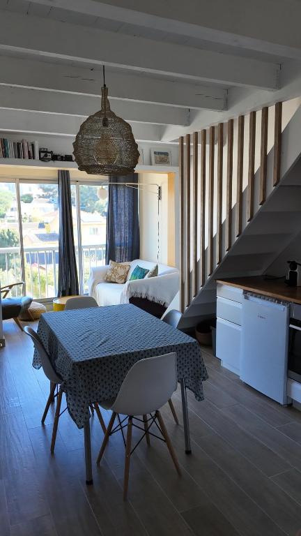 un salon avec une table et une chambre avec un lit dans l'établissement L'Ibis Duplex, secteur Pin Rolland, Plage à pied, Parking entièrement rénové, à Saint-Mandrier-sur-Mer