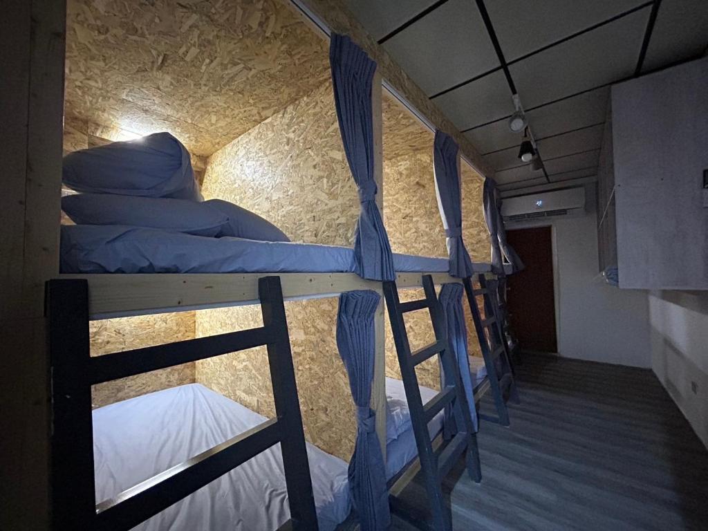 Postel nebo postele na pokoji v ubytování 蘭嶼Hi海背包客棧