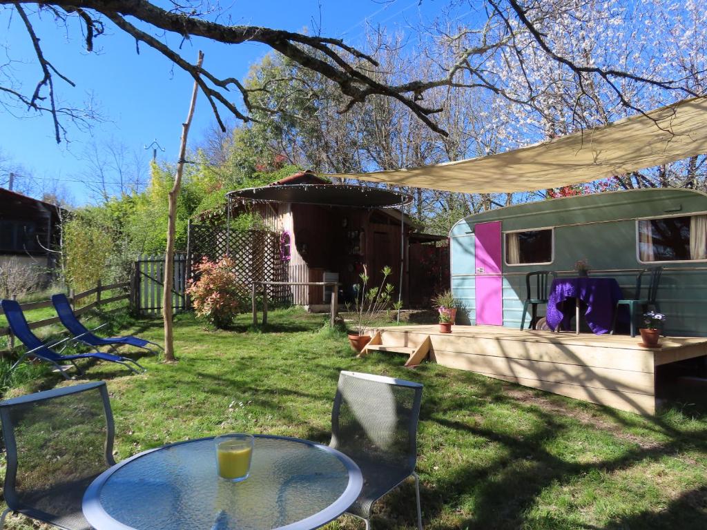 Vonkajšia záhrada v ubytovaní Cosy cabane