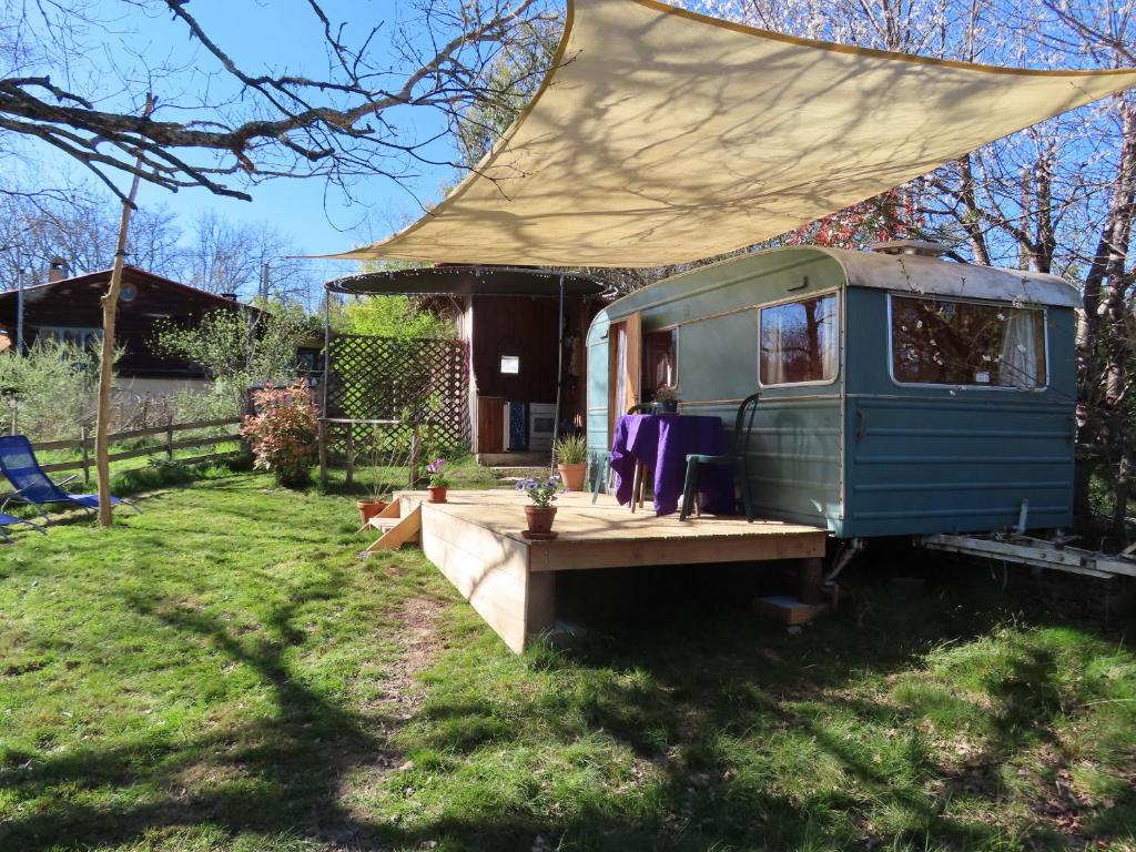 Vonkajšia záhrada v ubytovaní Cosy cabane