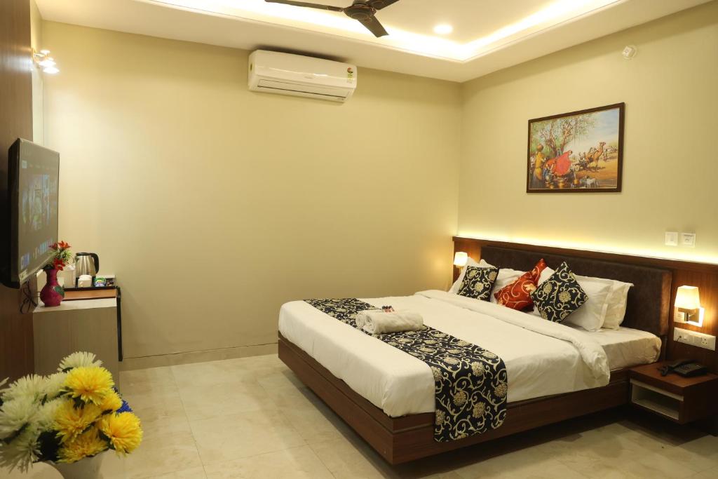 a bedroom with a large bed in a room at Shiv Hari Mahal in Jodhpur