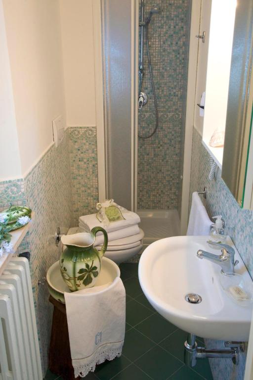 Koupelna v ubytování B&B La Torre del Poggio