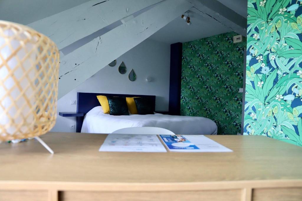 Postel nebo postele na pokoji v ubytování Brit Hotel le Cygne