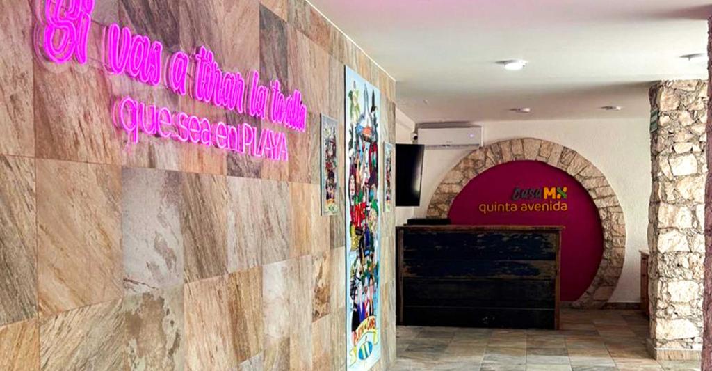 プラヤ・デル・カルメンにあるHostal CASA MX quinta avenidaの看板のある壁