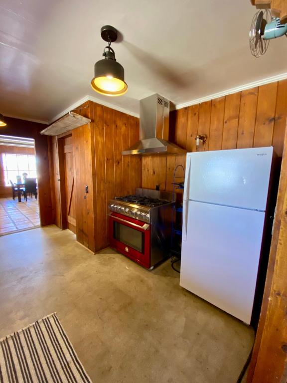 Eldhús eða eldhúskrókur á Joshua Tree Ranch House Motel - Downtown - Room #1