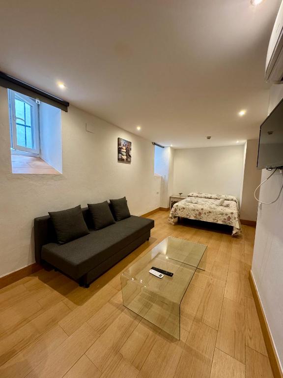 TV a/nebo společenská místnost v ubytování Alcazar Suites