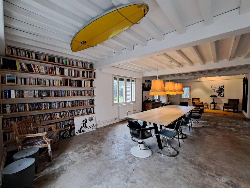 Cette grande chambre comprend une table et des étagères. dans l'établissement Ruisseau, à Lévignacq