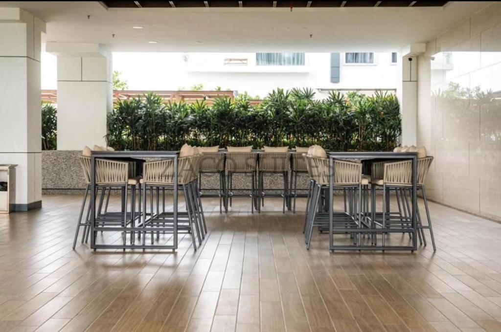 un grupo de sillas alrededor de una mesa en un edificio en K Avenue Family Room Free 2 Parking, en Donggongon