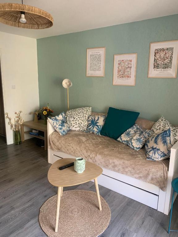 un salon avec un canapé et une table dans l'établissement Studio calme 4 personnes 400 m de la plage sur la presqu'île de St mandrier proche toulon, à Saint-Mandrier-sur-Mer