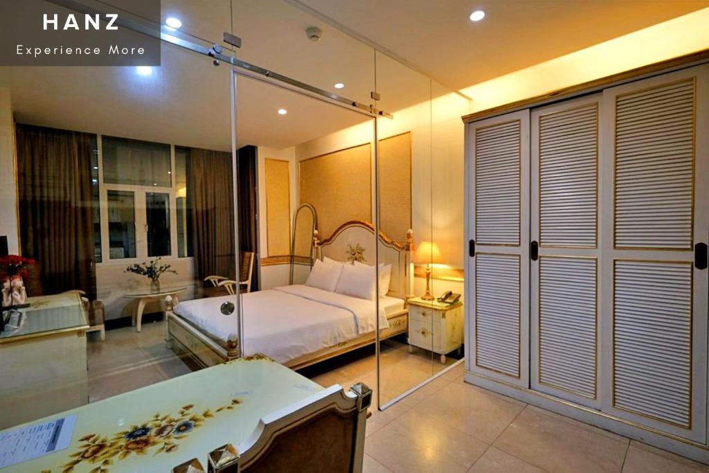 Postel nebo postele na pokoji v ubytování S79 Residences 345AB Apartment