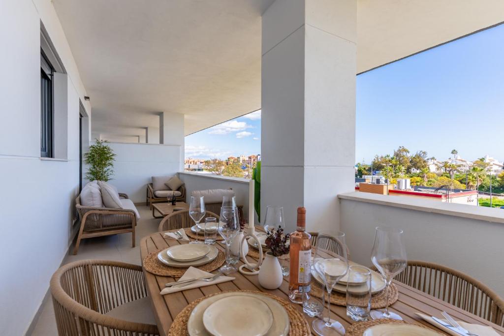 エステポナにあるCélere Sea Views Ocean View Stayのバルコニーにテーブルと椅子が置かれたダイニングルーム