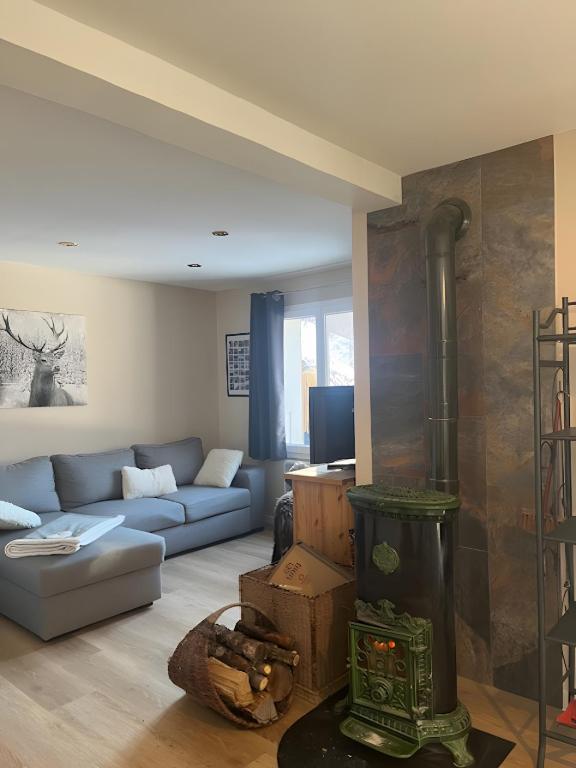 un salon avec un canapé et une cheminée dans l'établissement Les Ratiers, à Orcières