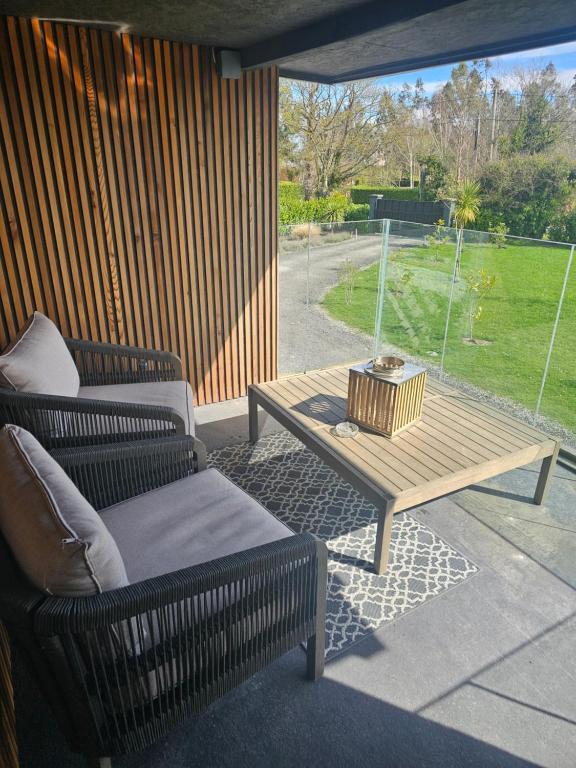 Posezení v ubytování Contemporary Dublin Suite with Hot Tub
