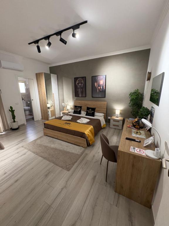 a large bedroom with a bed and a table at La Via Di Mezzo in Catania