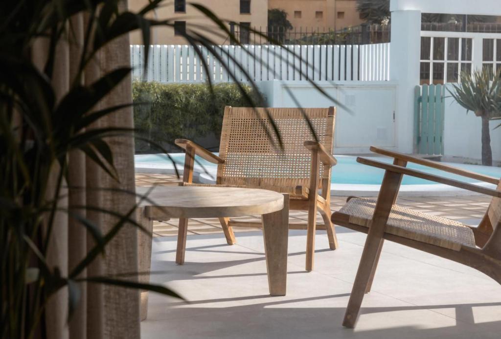 una silla de mimbre y una mesa en un patio en Villa Hondartza Corralejo, en Corralejo